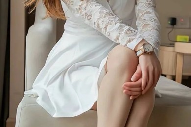 美女白色连衣裙 丝袜高跟俏皮优雅