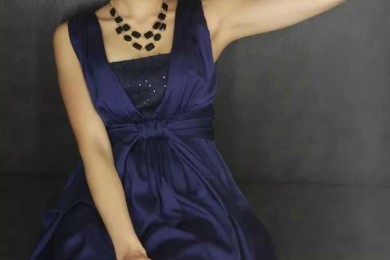 短发时尚美女居家黑丝袜展示