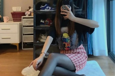 同样是黑丝，不同的风格，你更喜欢哪一种？