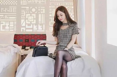 丝袜美女：但凭阑无语，烟花三月愁