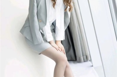 浅灰色的西装套裙内搭白色的衬衫，尽显干练十足的女人味