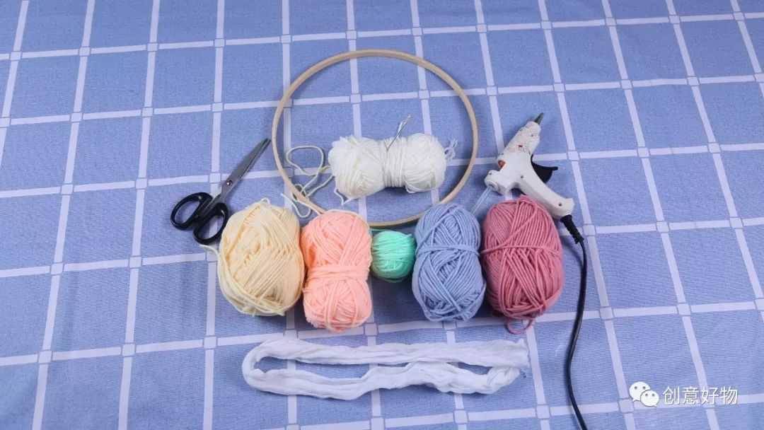 毛线球遇到旧丝袜，DIY制作一个居家饰品