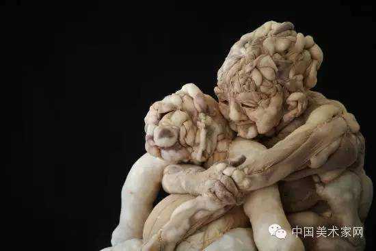荷兰艺术家用二手丝袜创作雕塑