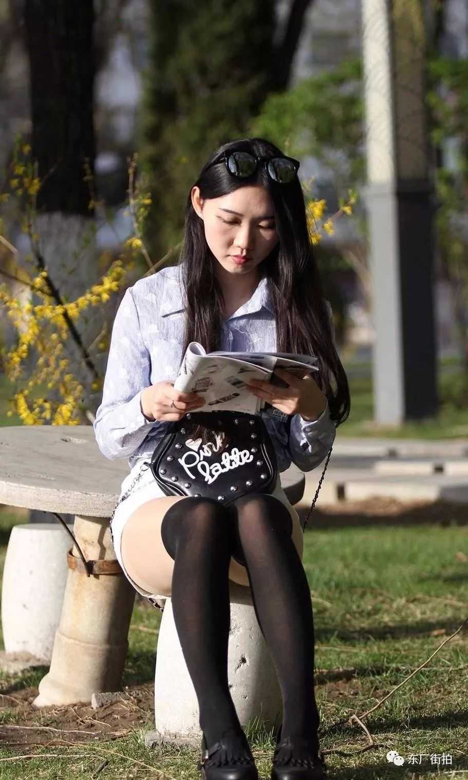 穿黑色丝袜的女同事去公园，她选择了看书