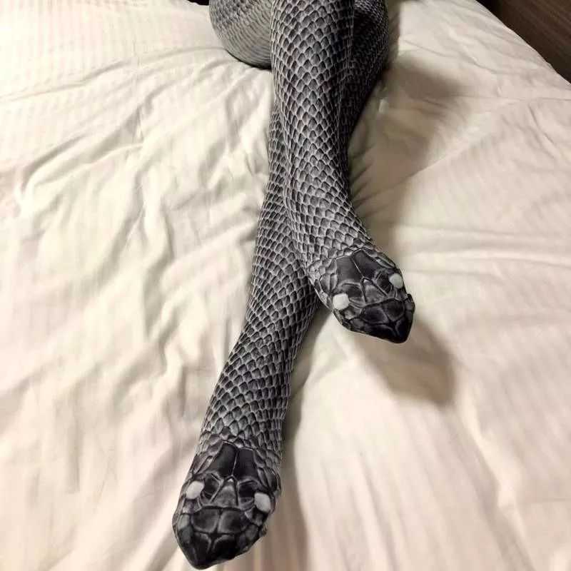 蛇纹丝袜引发网友讨论，这丝袜太吓人了！