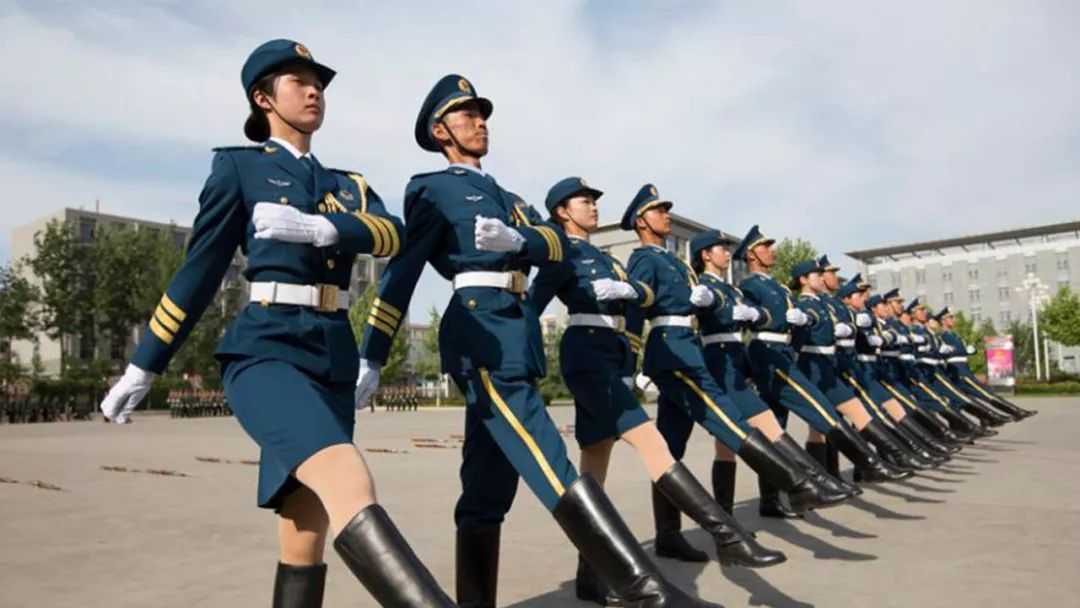 参加阅兵的女兵，为什么一定要穿丝袜？