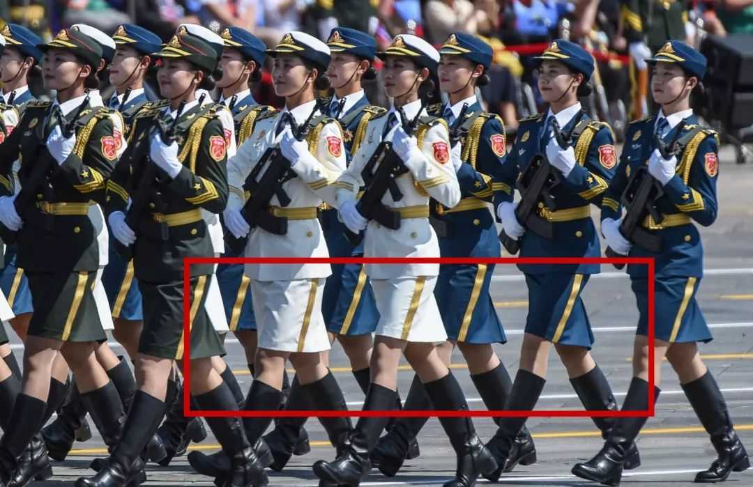 阅兵时，为什么解放军女兵要穿丝袜？