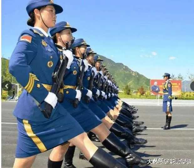 中国为何允许女兵穿丝袜？而且还必须穿穿丝袜？  第2张