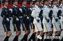阅兵仪式上，女兵穿长筒靴为什么还要穿丝袜？