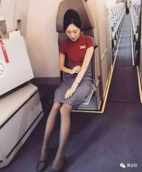 坐飞机看到空姐都穿着“丝袜”，机长一语点破！