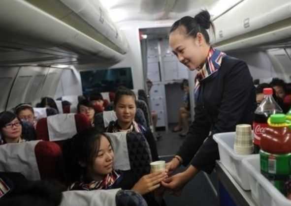 日本空姐为什么在飞机上要穿着丝袜？机长道出真相