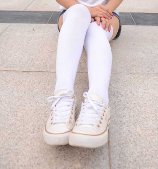 白色过膝丝袜搭配白色的鞋子好看不好看？