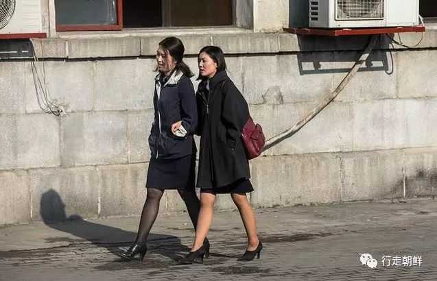 朝鲜姑娘的时髦符号，高跟鞋丝袜是标配
