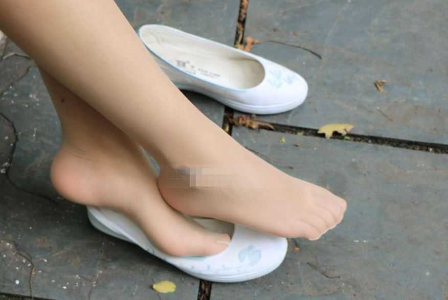 肉色丝袜配白色高跟鞋或平底鞋好看吗？