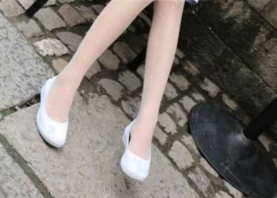 点点白丝袜与小白鞋的完美搭配。