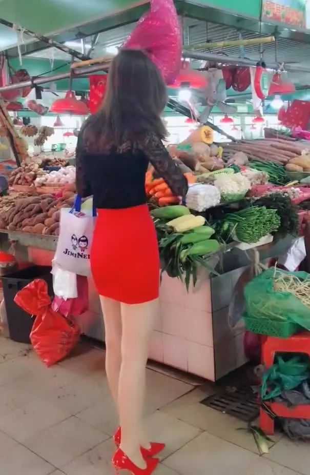 菜市场里的女郎 红色高跟鞋搭配肉色丝袜