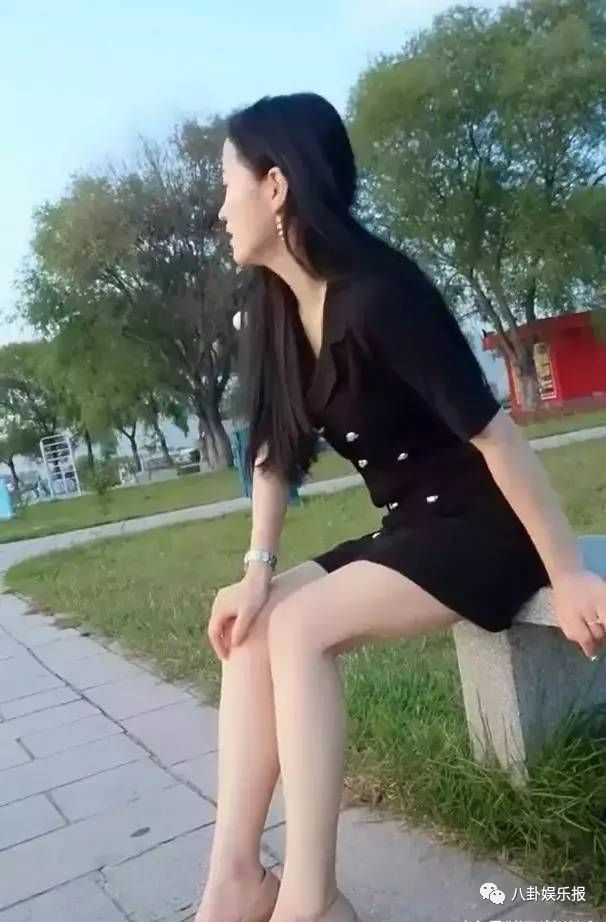 御姐美女黑色连衣裙肉色丝袜，很有风韵！  第5张