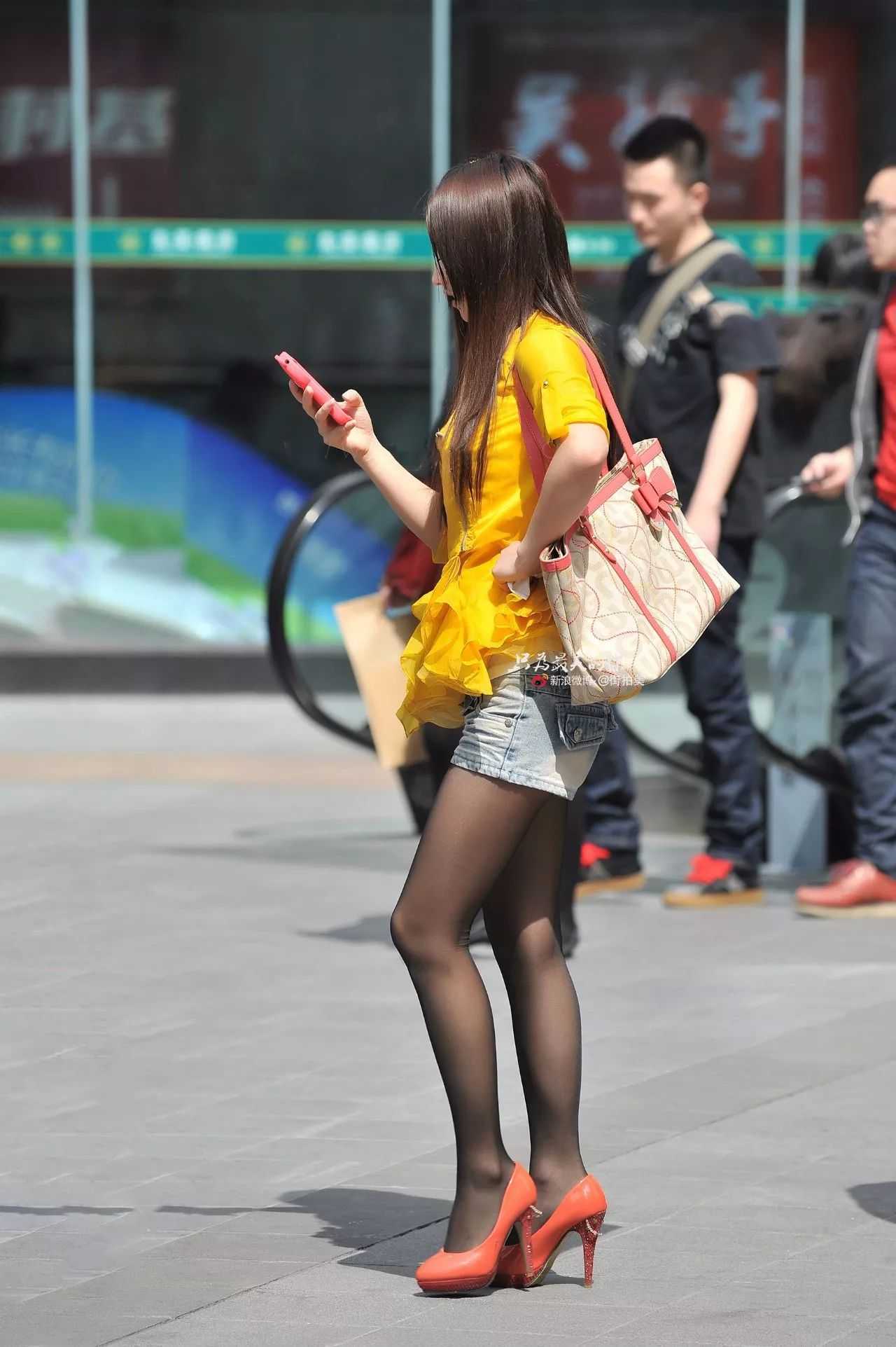 北京街拍：肉色丝袜搭配黑色过膝靴，美丽女人又时尚吸睛