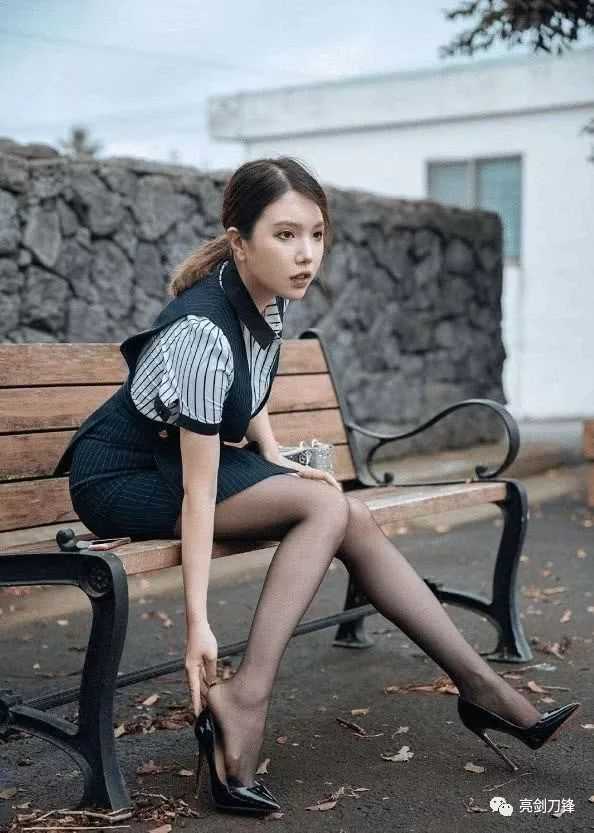 职业装和黑丝袜的性感大长腿美女  第2张