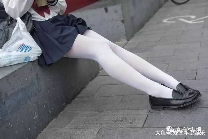 日韩校园风搭配真的好吗？白色丝袜水兵服衫穿不好适得其反！