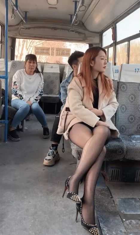 美女公交车，黑色丝袜坐姿很是优雅！