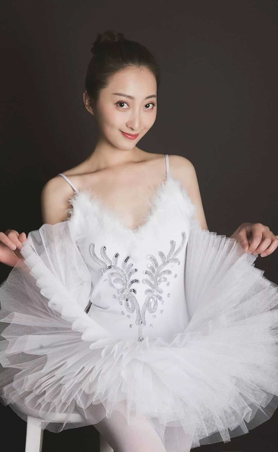 唯美芭蕾舞女孩的白色丝袜展示