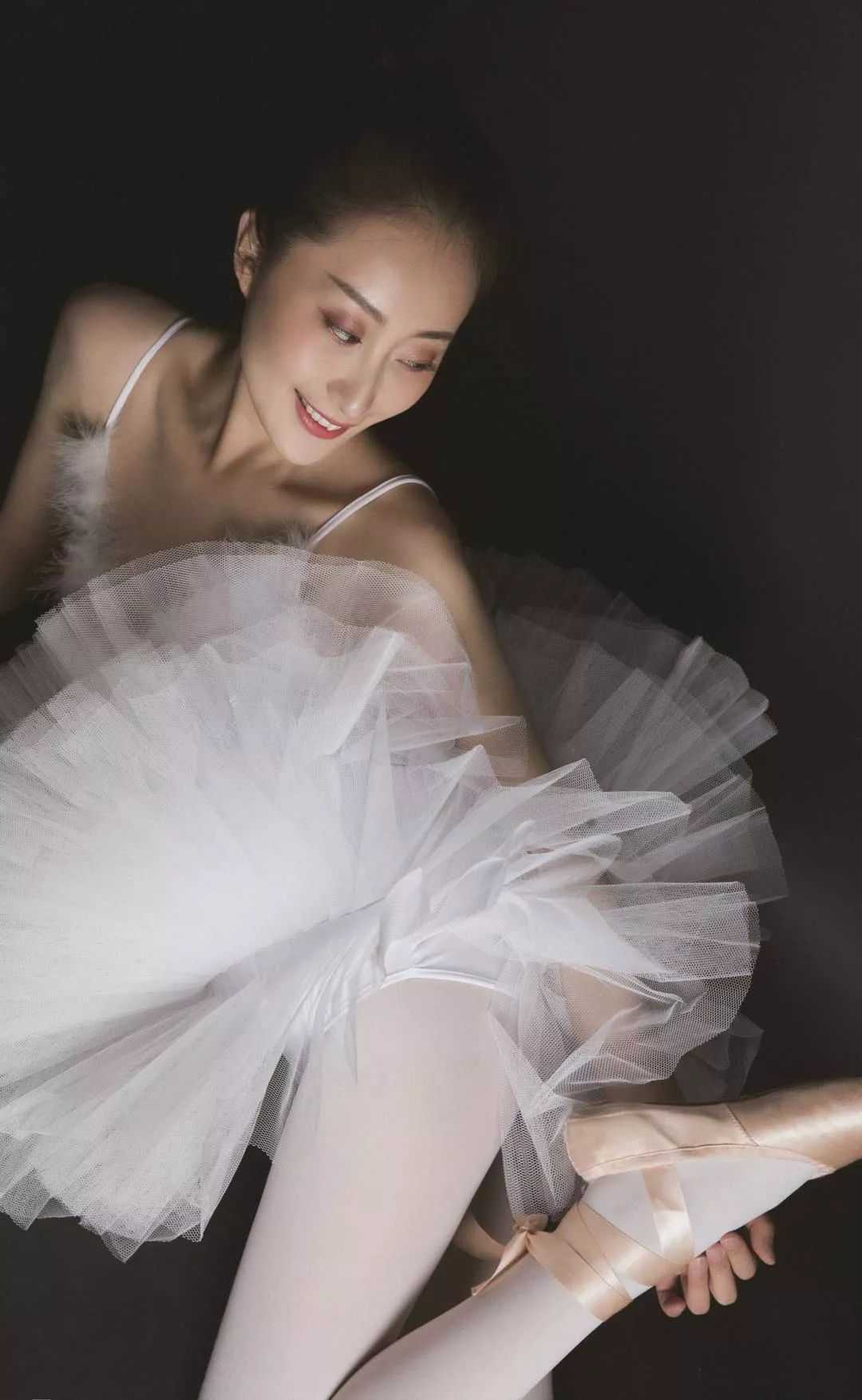 芭蕾舞女孩展示白色丝袜