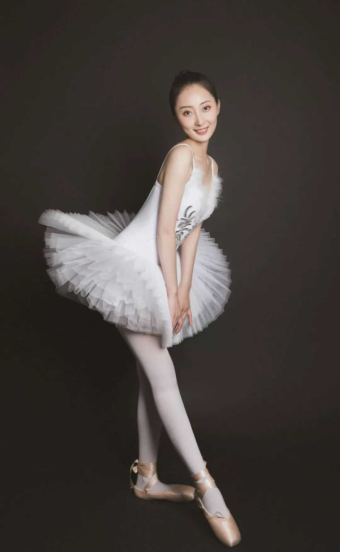 芭蕾舞女孩展示白色丝袜_白丝袜_中国丝袜网