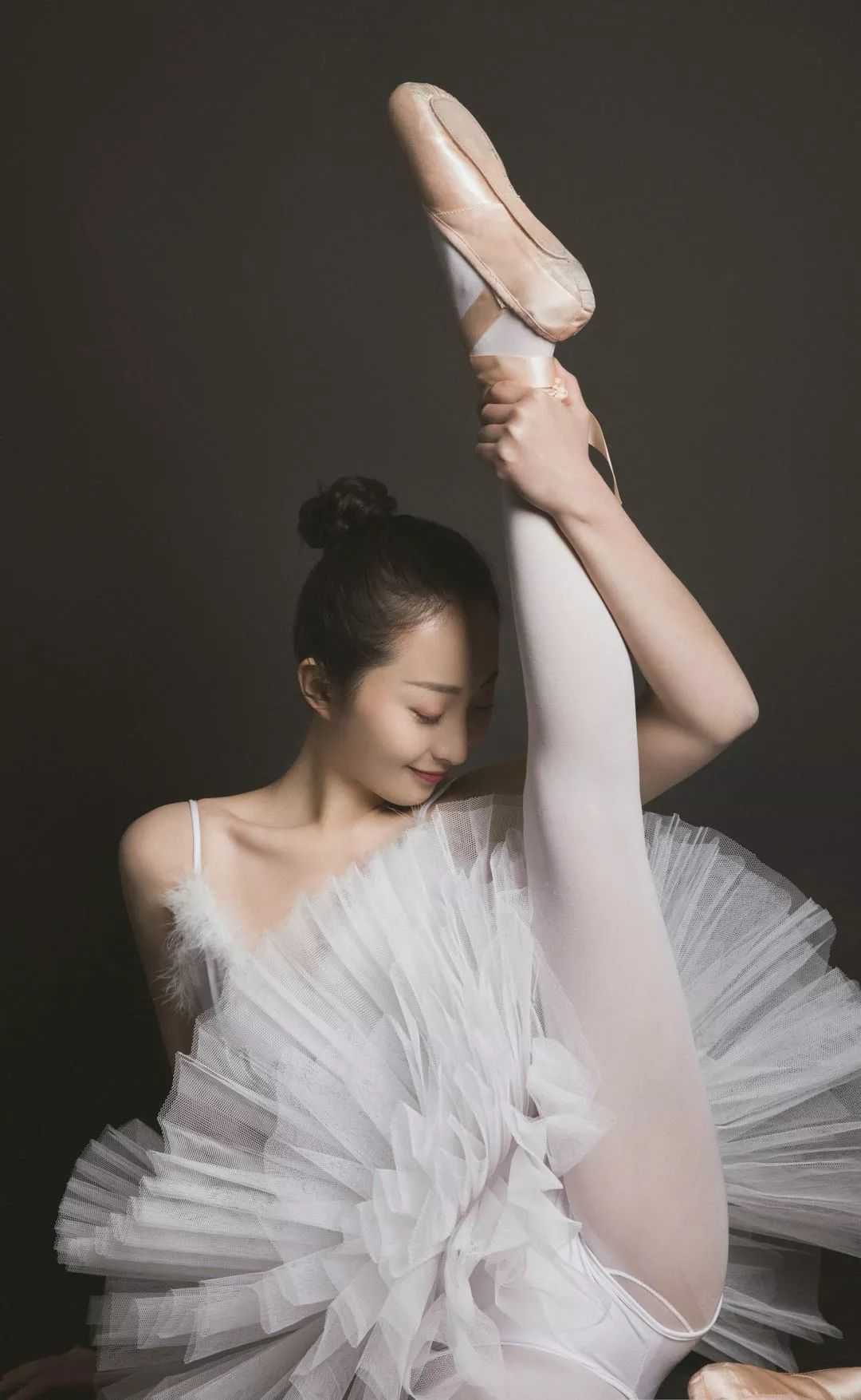 芭蕾舞女孩展示白色丝袜_白丝袜_中国丝袜网