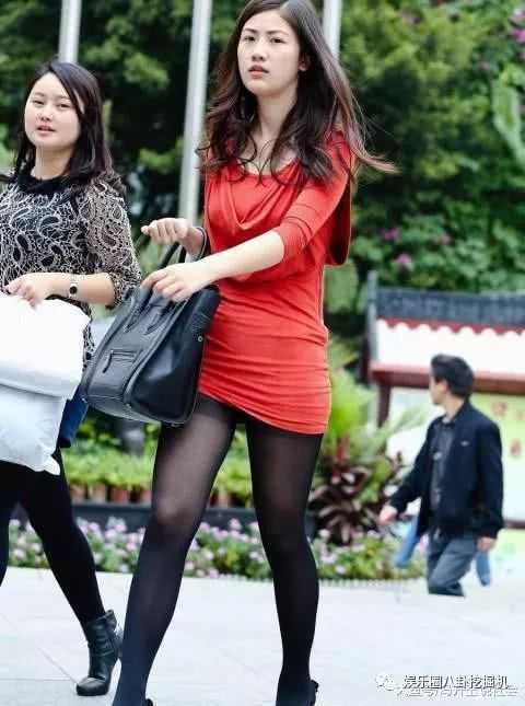 红色包臀裙黑丝袜美女，时尚魅力