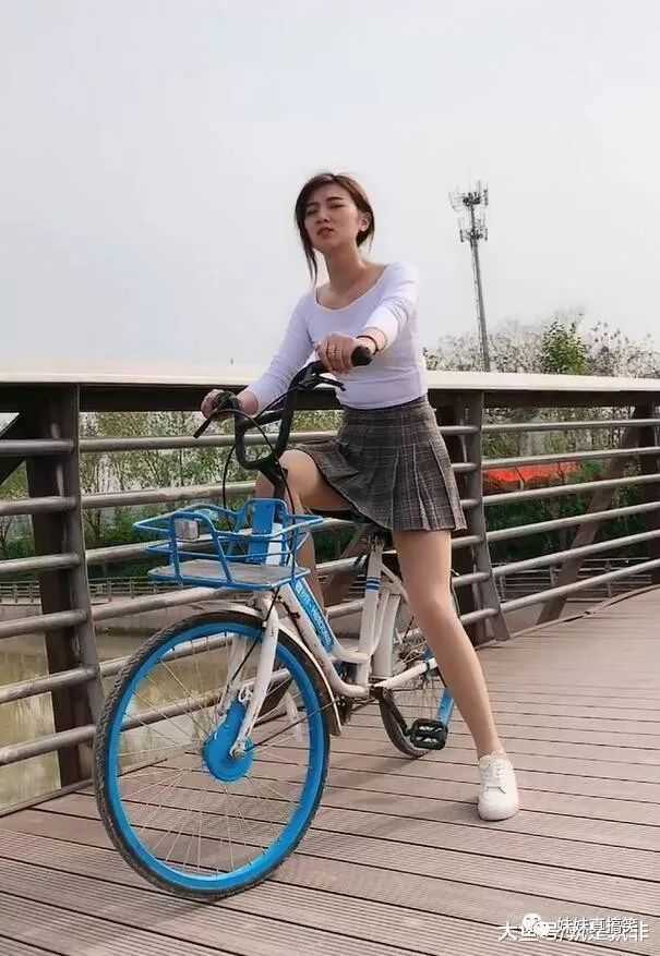 骑自行车的学院风小姐姐，A字裙+肉色丝袜