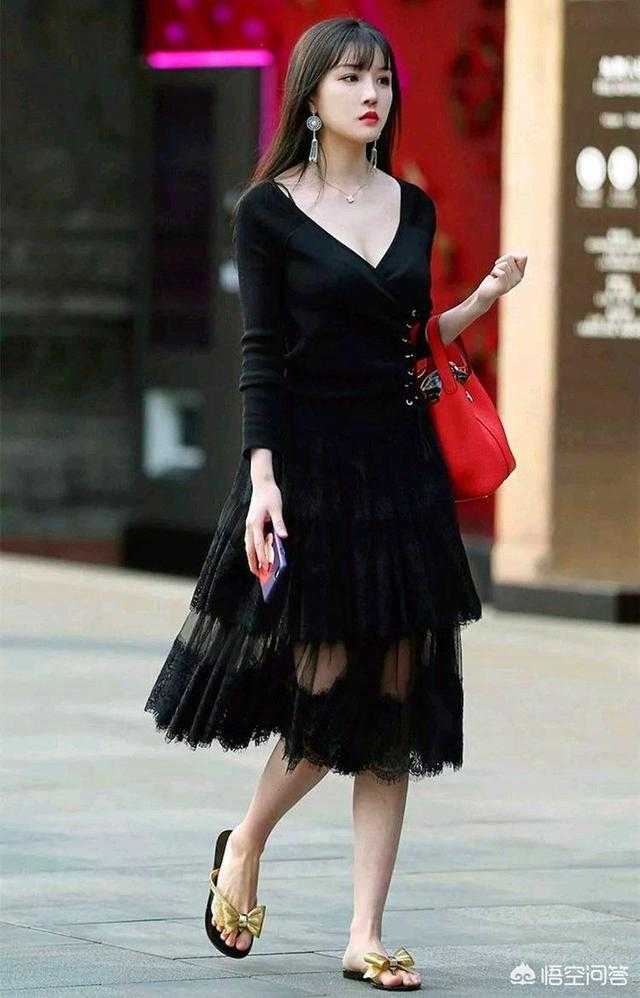 黑色长裙搭配灰色丝袜能够吗？