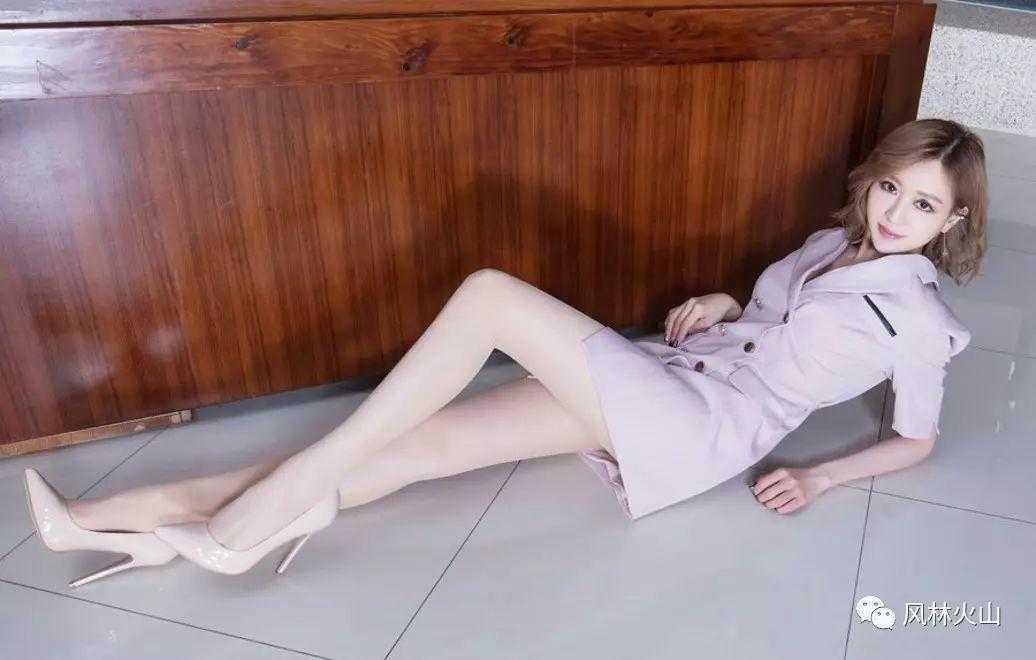 BEAUTYLEG性感长腿文职妹子丝袜美腿写真  第3张