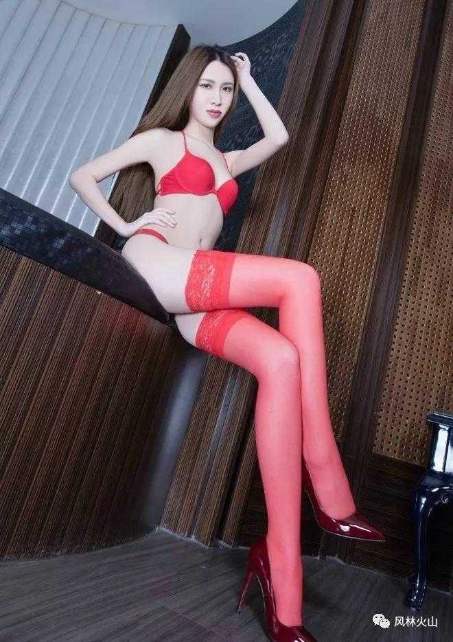 惹火性感娇艳美女红丝袜美腿诱人写真  第2张