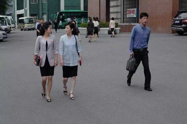 小伙夏天到朝鲜旅游，发现朝鲜小姐姐喜欢穿丝袜