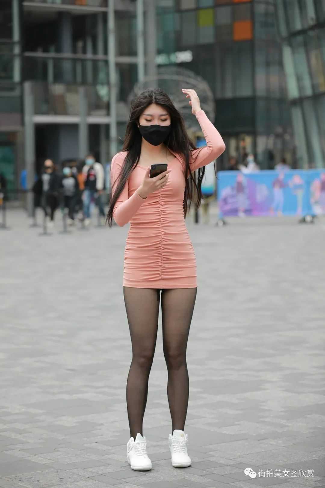 风吹过粉色连衣裙美女露出半个屁股，丝袜包裹的光滑臀部_中国街拍-真实街拍第一站