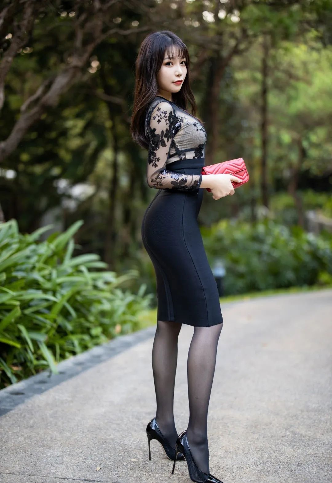 黑色蕾丝紧身裙搭配黑色高跟丝袜