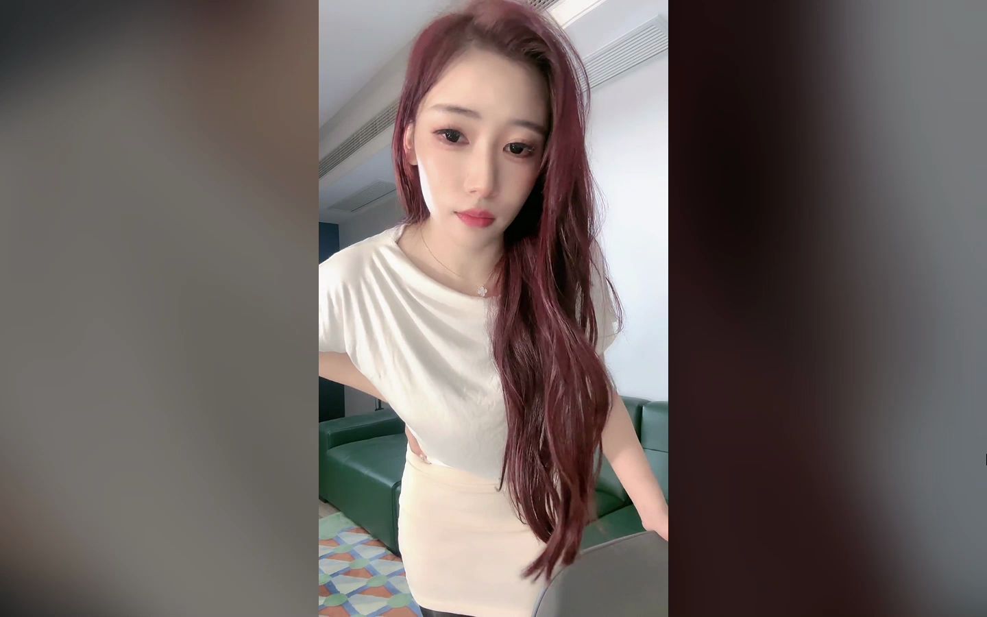 关于性感美女穿黑丝跳舞视频的信息